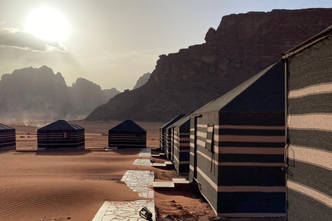 瓦迪拉姆日落吉普之旅：贝都因晚餐与星空观测瓦迪拉姆日落吉普之旅，含贝都因晚餐与星空观测