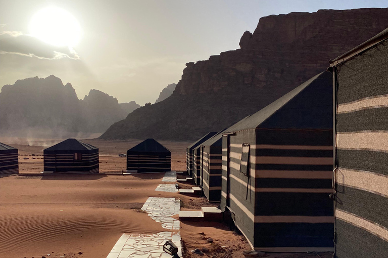 瓦迪拉姆日落吉普之旅：贝都因晚餐与星空观测瓦迪拉姆日落吉普之旅，含贝都因晚餐与星空观测