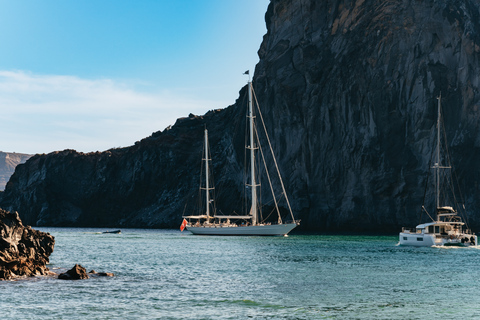 Santorini: Katamarankryssning med måltider och dryckerPremium-solnedgångsutflykt med BBQ och drycker