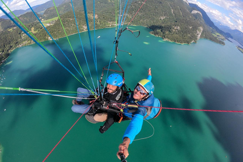 圣吉尔根：沃尔夫冈湖上双人滑翔伞飞行圣吉尔根：双人滑翔伞飞行，俯瞰沃尔夫冈湖