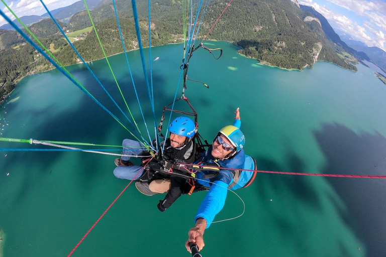 圣吉尔根：沃尔夫冈湖上双人滑翔伞飞行圣吉尔根：双人滑翔伞飞行，俯瞰沃尔夫冈湖