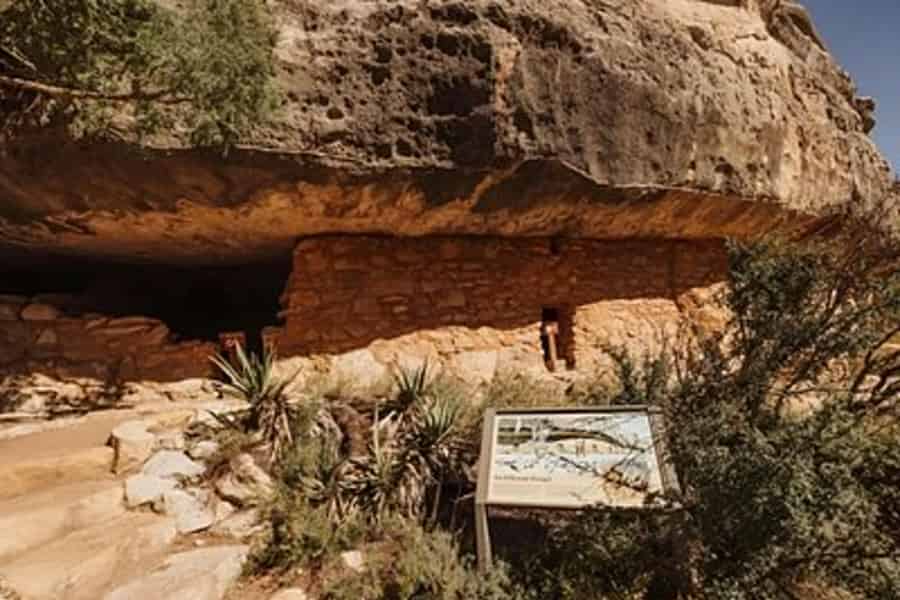 Ab Phoenix: Tagestour zum Walnut Canyon, zum Meteor Crater und nach Winslow. Foto: GetYourGuide