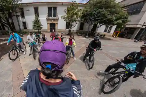 Andar de bicicleta em cores: passeio de bicicleta de arte urbana