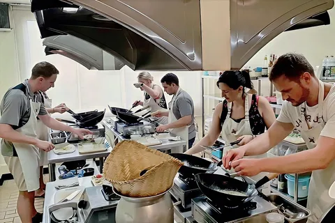 Bangkok: Maliwan Thai Cooking Class with Market Tour