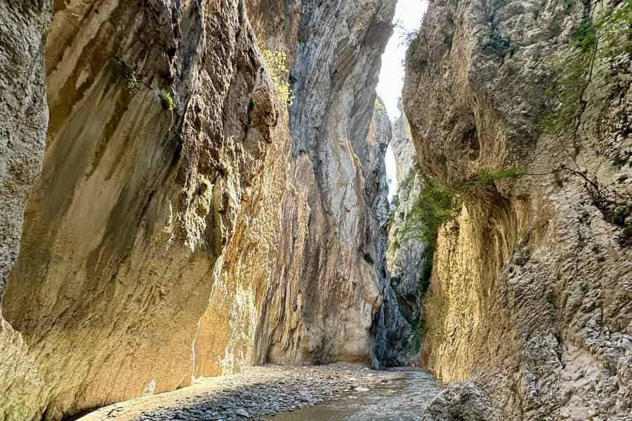 Tirana: Tagestour in die Natur zum Holta-Canyon & Banja-See. Foto: GetYourGuide Tirana: Tagestour in die Natur zum Holta-Canyon & Banja-See. Foto: GetYourGuide