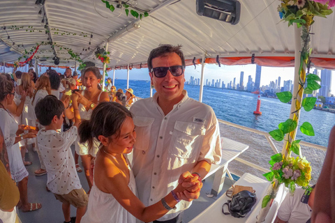 Cartagena Bay: Sunset Boat Ride with Dancing and Open Bar