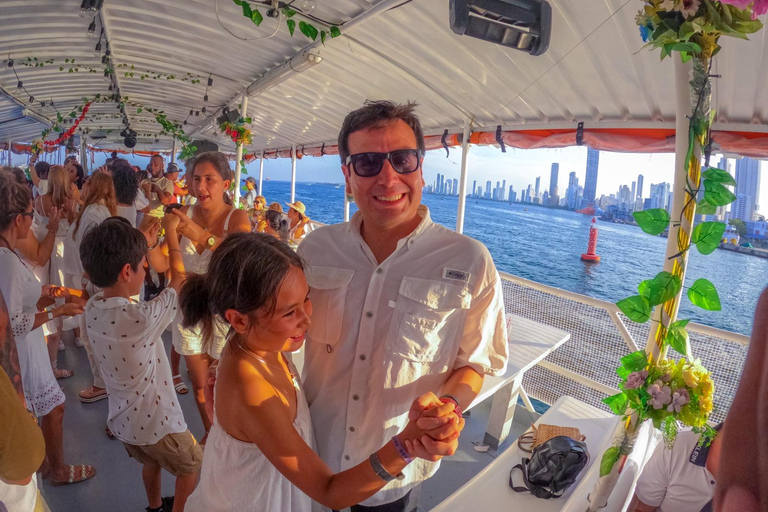 Baía de Cartagena: Passeio de barco ao pôr do sol com dança e bar aberto