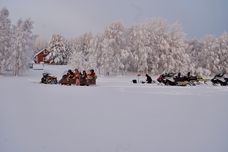 Rovaniemi: Pesca sul ghiaccio e tour in motoslitta con spuntiniGuida in solitaria