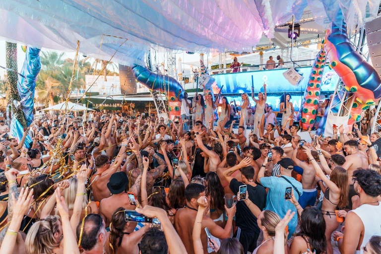 Ibiza Sunset Boat Party met 3 uur open bar + toegang tot 3 clubsIbiza: The Floating Club met drankjes, maaltijd en toegang tot het strand