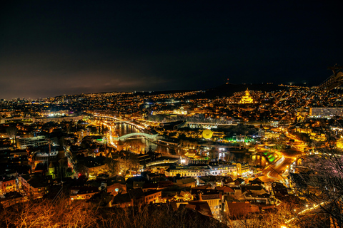 Tbilisi: Città vecchia e nuova, tour guidato della città con 12 degustazioniTour privato