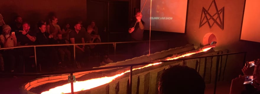 Depuis Reykjavík : Spectacle de lave de Vík et visite des cascades de la côte sud