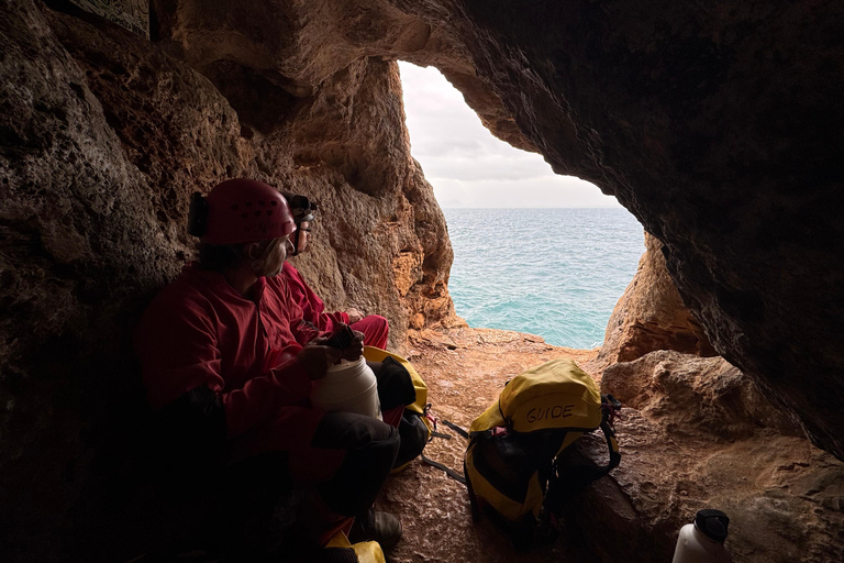 Alcúdia: gruta pirata, explora as suas salas e labirintosAlcúdia: pirate cave, explore its rooms and labyrinths