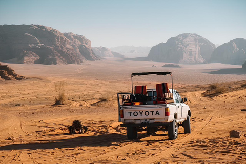 Au départ d&#039;Aqaba : Excursion en 4x4 dans le Wadi Rum et thé au coucher du soleilCircuit en 4x4 et thé au coucher du soleil