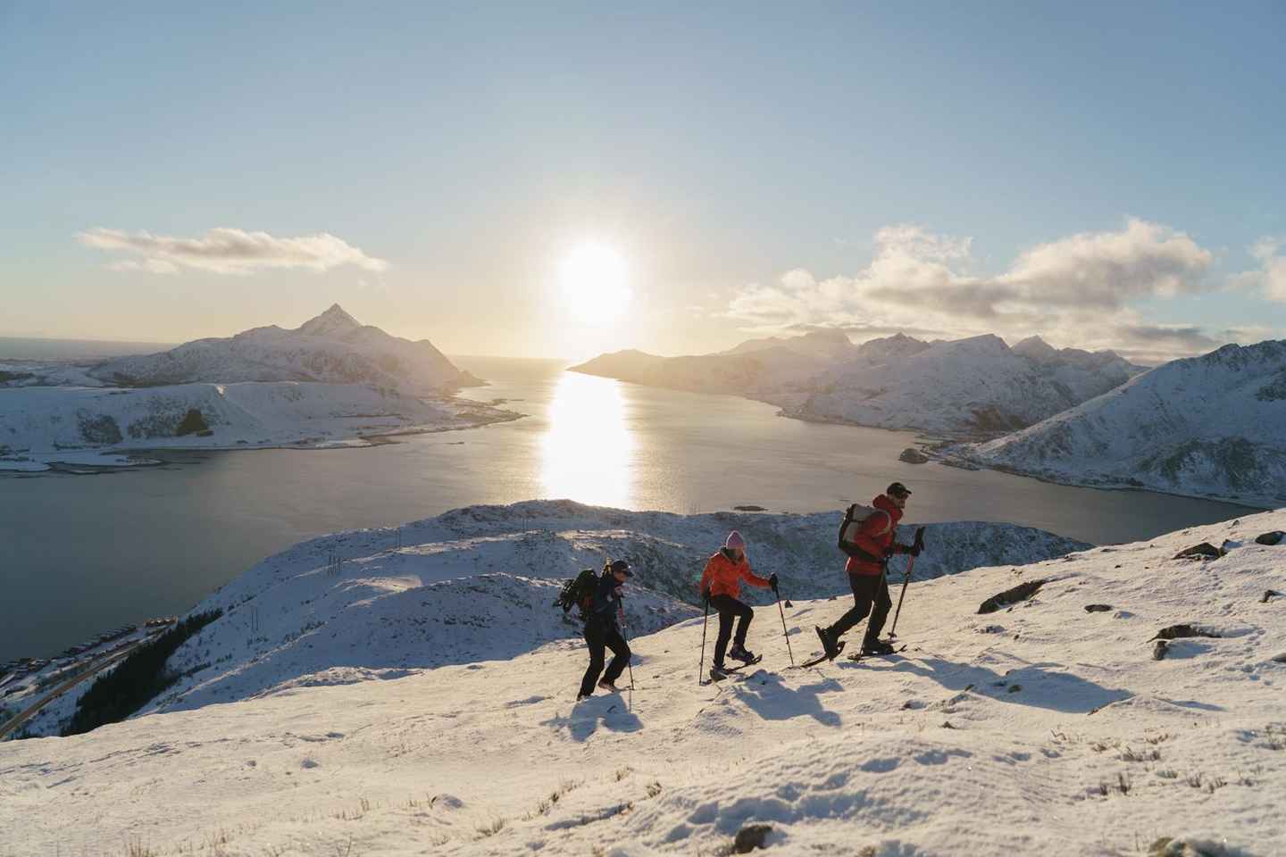 Lofoten: Guided snowshoe hike between fjords and summits - Lofoten: Scenic snowshoe walk between fjords and lakes