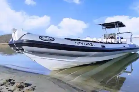 Lisbon: Private Speedboat Historical Tour