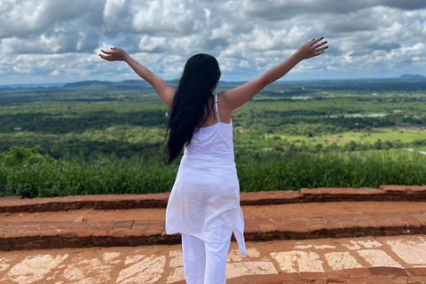 Excursão particular de 1 dia a Sigiriya e DambullaTour começando na área de Negombo