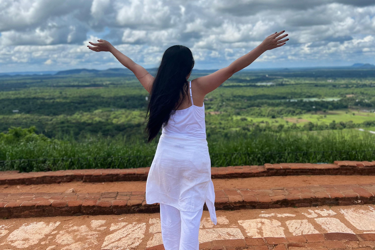 Tour privato di Sigiriya e Dambulla di un giorno interoTour con partenza dalla zona di Bentota/Induruwa