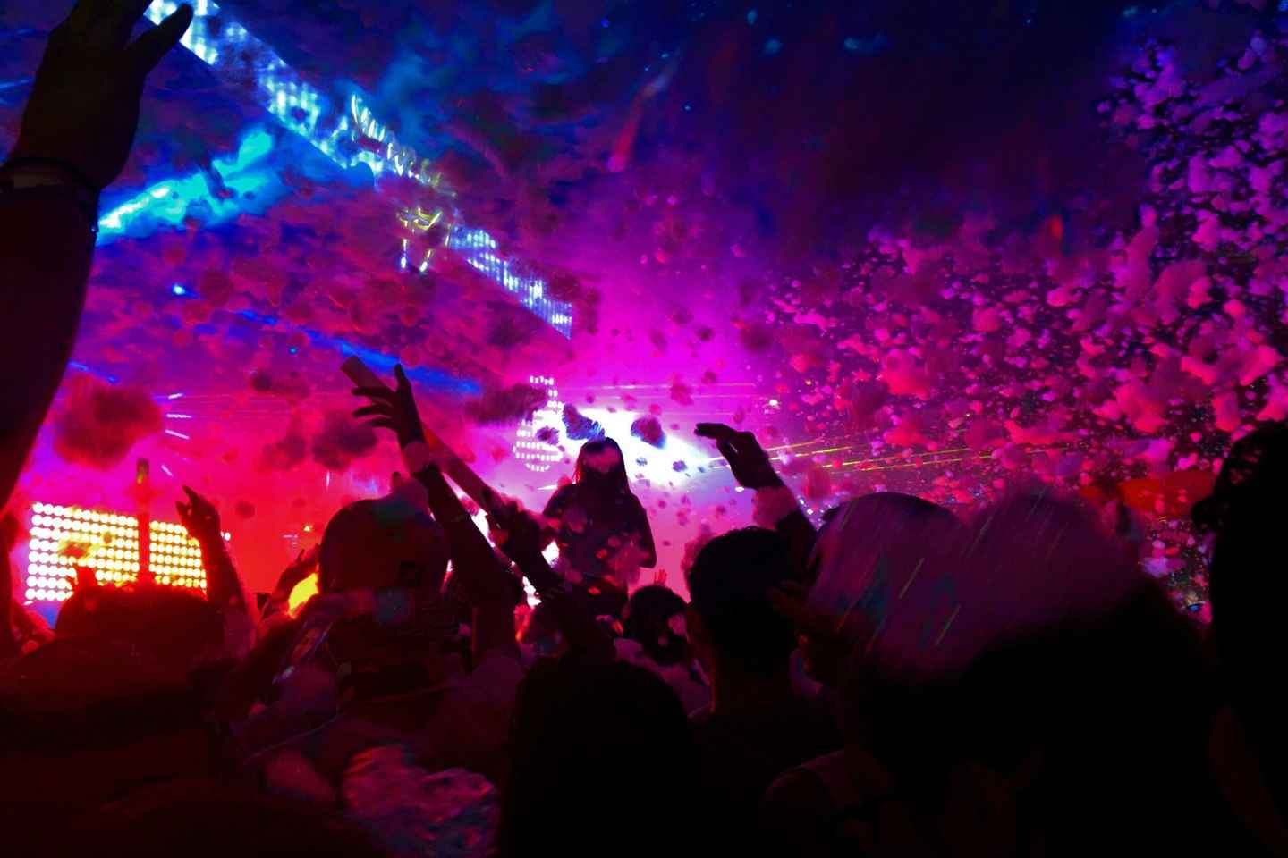 Berlin Pubcrawl: Shots, Party Games, Prices & VIP Club Entry