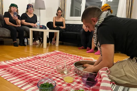 Noite de jantar caseiro tradicional com Çiğköfte - Aprenda e coma