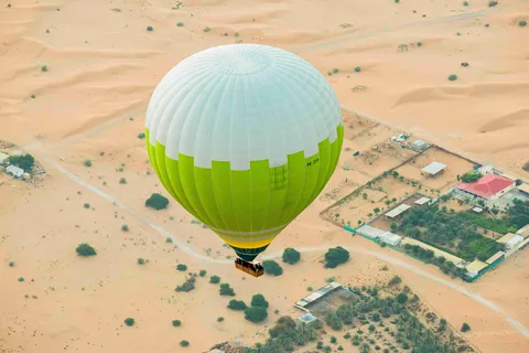 Dubai: Solopgang med varmluftsballon, morgenmad, kameltur
