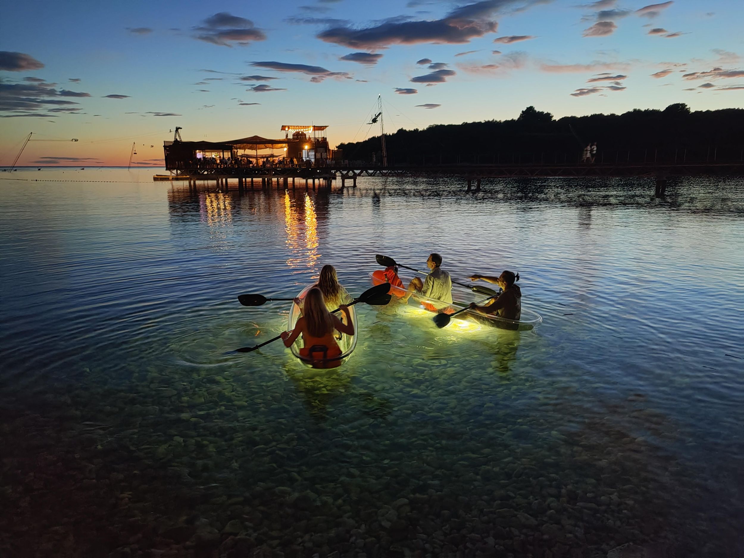 Pula: Höhlen-Sonnenuntergang/Nachttour im transparenten Kajak