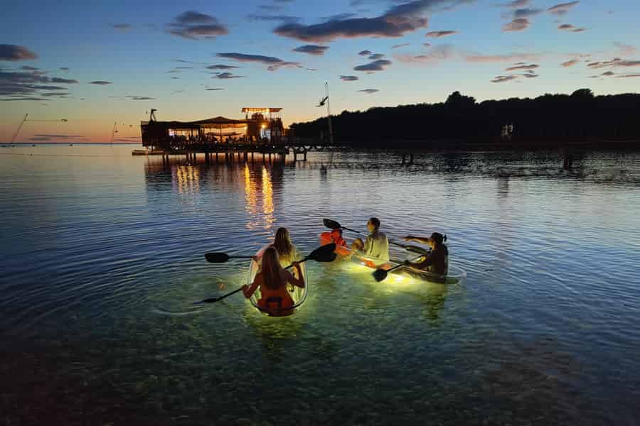 Pula: Sonnenuntergangs-/nächtliche Tour im transparenten Kajak durch die Schlucht. Foto: GetYourGuide Pula: Sonnenuntergangs-/nächtliche Tour im transparenten Kajak durch die Schlucht. Foto: GetYourGuide