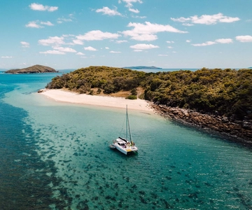 Yeppoon: Keppel Islands Luxury Sail and Snorkel Day Tour