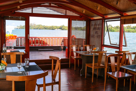 Hue : Croisière romantique au coucher du soleil sur la rivière des Parfums avec pause thé