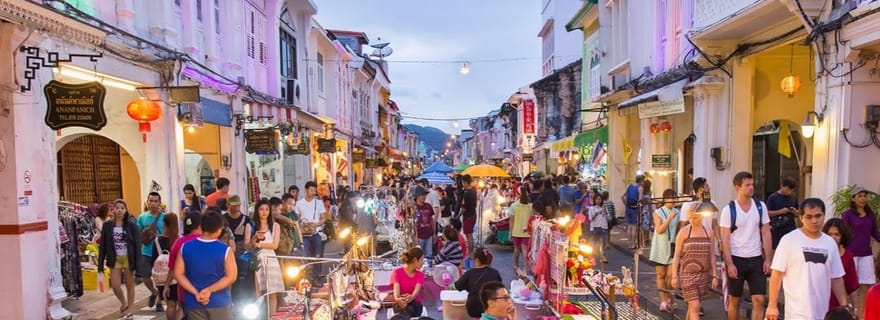 Visite nocturne de la ville de Phuket avec visite du marché nocturne et nourrissage des éléphants