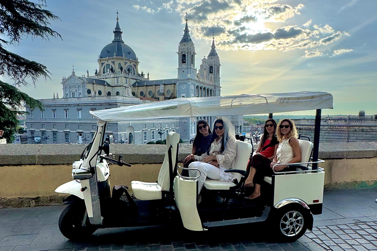 Madrid: Private Tuk Tuk Tour with Expert Guide and Panoramic Views The Classics Tour ~ Discover Madrid in 60 minutes from your STARTING POINT!