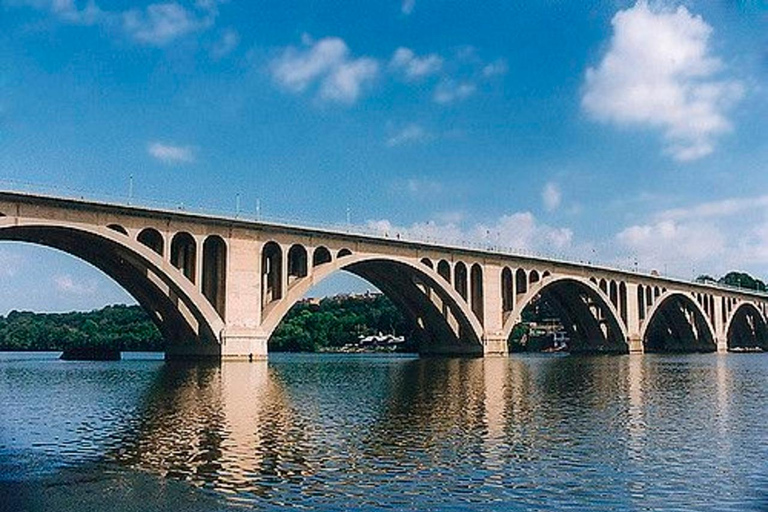 Washington D.C.: il miglior tour dello street food con una guida localeWashington D.C.: 3 ore di degustazione a piedi per piccoli gruppi