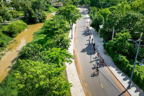Phnom Penh: Guided City Bike Tour with Snacks