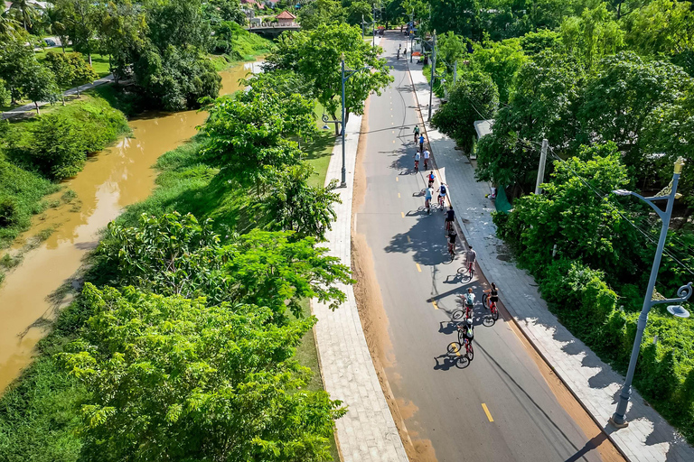 Phnom Penh: Guided City Bike Tour with Snacks