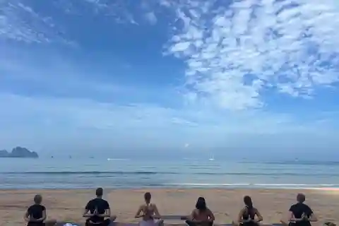 Krabi : Cours d'équilibre de yoga au lever du soleil