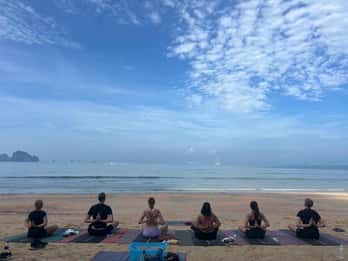 Krabi: Aula de ioga com equilíbrio ao nascer do sol
