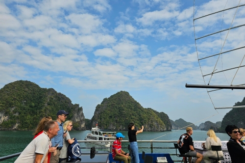 Halong Bay Delights: Deluxe Tageskreuzfahrt mit Kajakfahren & Mittagessen