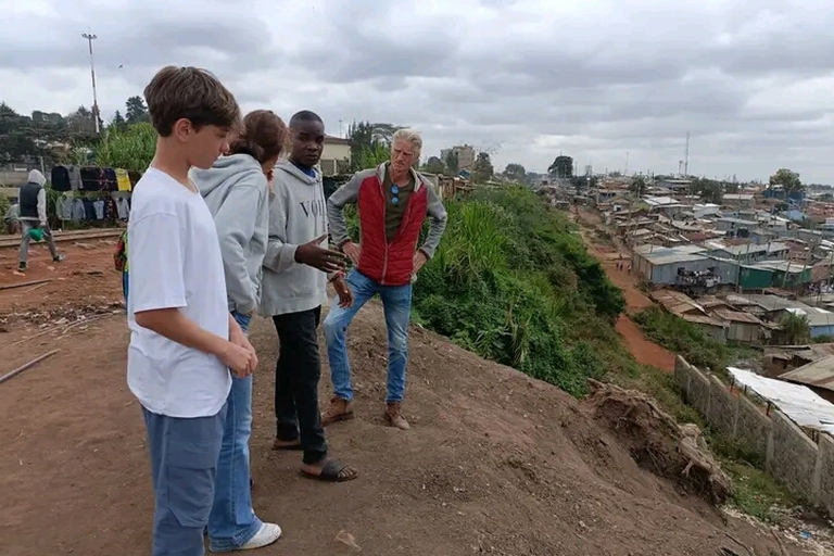 Visite à pied du bidonville de Kibera avec visite d'un orphelinat pour enfants.