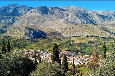 Assites da aldeia tradicional cretense, com comida e bebidas