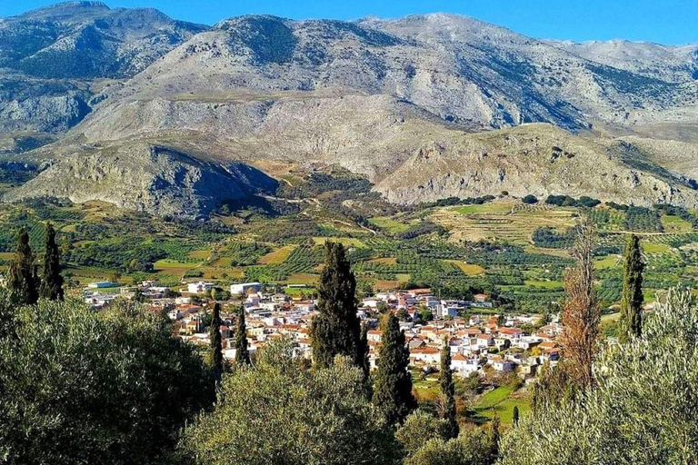 Assites da aldeia tradicional cretense, com comida e bebidas