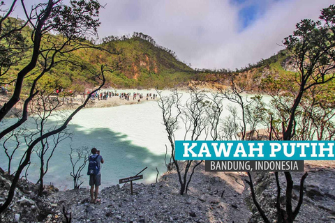 Jakarta : Cratère blanc du volcan et source d&#039;eau chaude naturelle à l&#039;ouest de Java