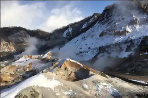 Sapporo: Private Day Tour to Noboribetsu +Toyako Lake