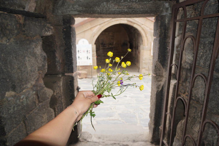 Kazbegi Day Tour from Tbilisi with Local Tastings