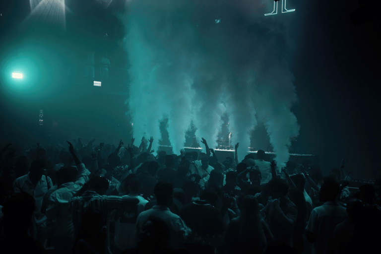 Tour della vita notturna di Phuket: avventura tra i bar e i club VIP di PatongTour della vita notturna di Phuket: tour dei bar e dei club con ingresso gratuito