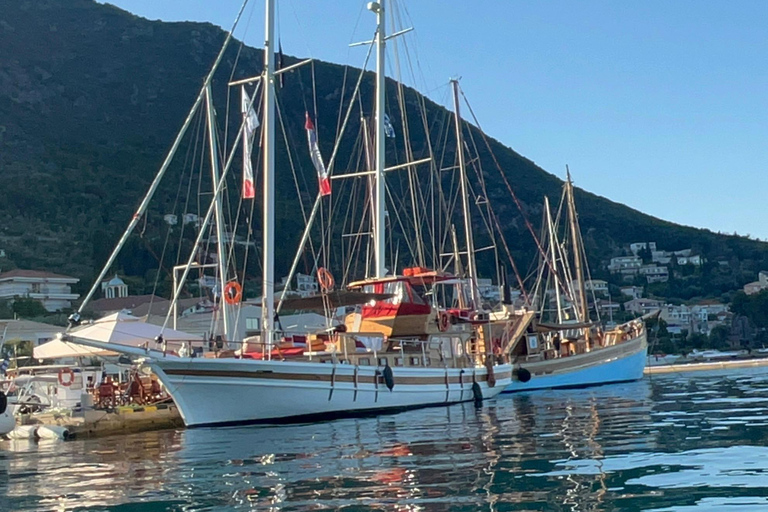 Athens Riviera:Premium Morning Cruise with Onboard Greek BBQ