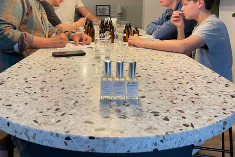 Monaco: laboratorio di creazione di profumi con un profumiere