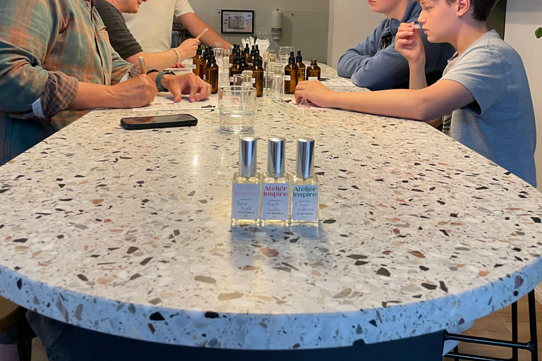 Monaco: laboratorio di creazione di profumi con un profumiere