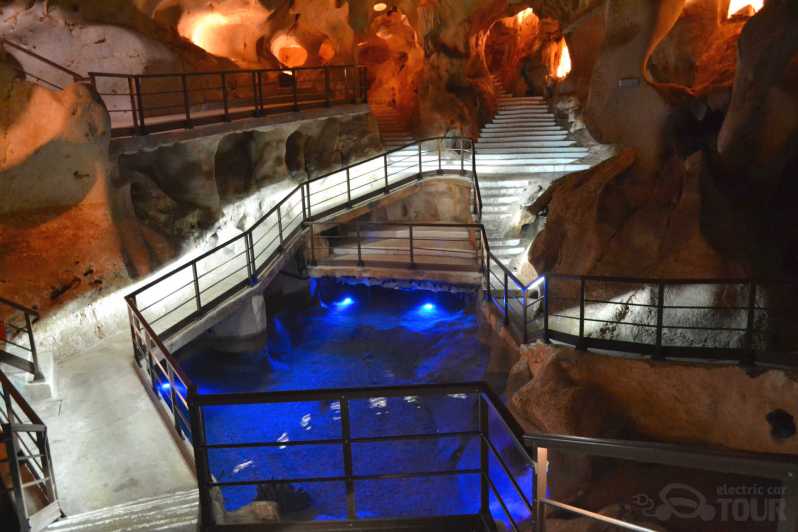 Malaga: tour guidato in auto elettrica con ingresso alla grotta del tesoro