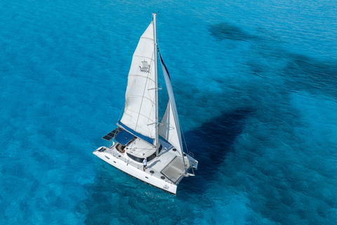 Cancun: Cruzeiro de catamarã na Isla Mujeres com mergulho com snorkel