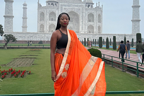 Miete einen Sari oder Kurta Pyjama für den Besuch des Taj Mahal und ein Foto