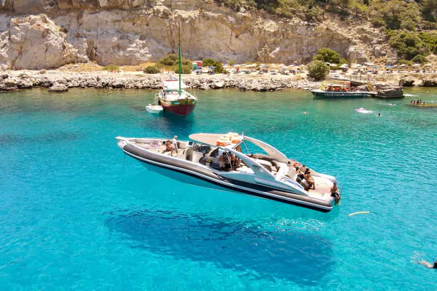 Rhodos: Strandkreuzfahrt mit Schwimmen, Mahlzeit und unbegrenzten Getränken. Foto: GetYourGuide Rhodos: Strandkreuzfahrt mit Schwimmen, Mahlzeit und unbegrenzten Getränken. Foto: GetYourGuide